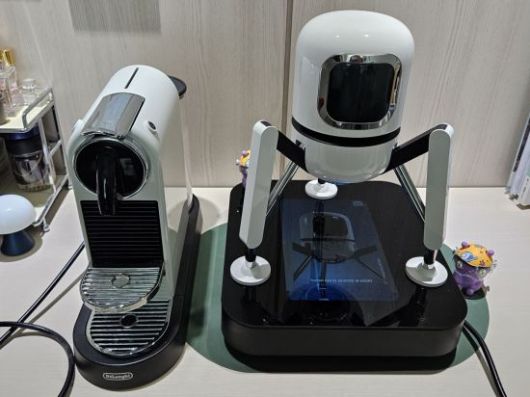LG전자의 커피머신 신제품 '듀오보(DUOBO)'(오른쪽)을 타사 커피머신과 비교한 모습, 사진 박준이 기자