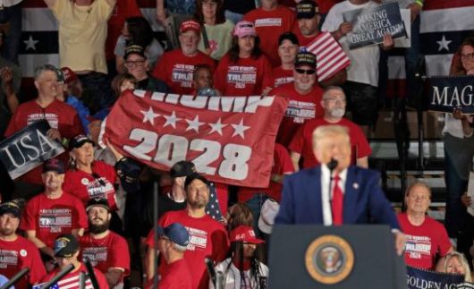 지난달 29일(현지시간) 도널드 트럼프 미국 대통령의 취임 100일을 맞아 진행된 집회에서 지지자들이 '트럼프 2028'이 적힌 현수막을 들고 있다. AFP·게티이미지