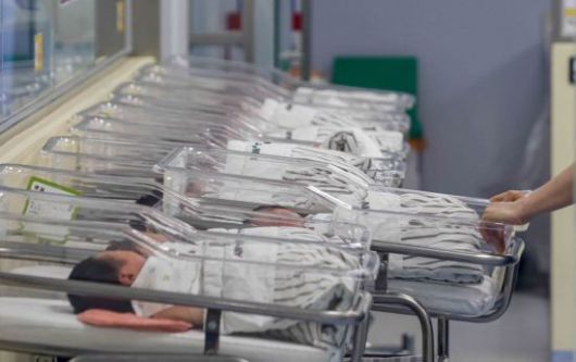 인천 미추홀구 아인병원 신생아실에서 신생아들이 침대에 누워 있다.