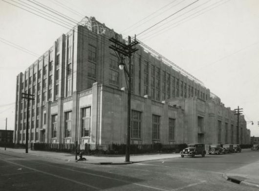 미국 필라델피아에 위치한 보크 빌딩(Bok Building)이 들어오기 전에 있던 에드워드 보크 공업고등학교(Edward Bok High School). 3000명의 학생을 수용할 만큼 규모가 컸지만 학생 수 감소로 2013년 폐교됐다. 보크 빌딩 홈페이지