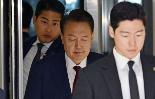 12·3 비상계엄 사태와 관련해 내란 우두머리 혐의 등으로 기소된 윤석열 전 대통령이 12일 서울 서초구 서울중앙지방법원에서 열린 3차 공판에서 오전 공판을 마치고 법원을 나서고 있다. 2025.05.12 사진공동취재단