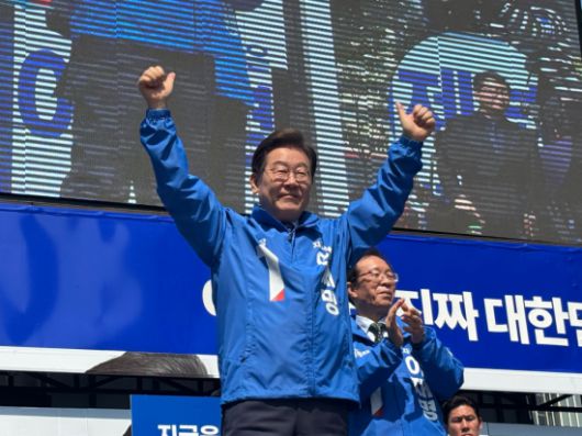 이재명 더불어민주당 대선후보가 12일 서울 광화문 선대위 출정식에서 선거운동복을 입고 지지자들에 환호에 화답하고 있다/사진=황서율 기자chestnut@