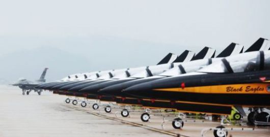 9일 경기도 평택시 주한미공군 오산기지에서 열린 ‘오산 에어 파워 데이 2025’에서 블랙이글스 비행기 옆으로 F-16 전투기가 지나가고 있다. 연합뉴스