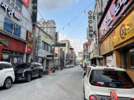 안동 옥동은 상권이 발달한 '핫플'로 젊은이들뿐만 아니라 가족 단위로도 많이 찾는다. 점심시간 이후에 방문해 거리가 한산했다.