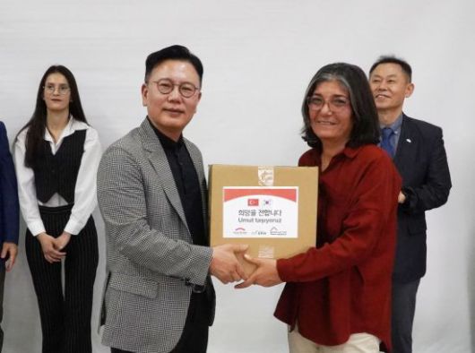 신훈 희망브리지 사무총장이 튀르키예 임시주거시설 생활 이재민에게 위생키트를 전달하고 있다. 희망브리지