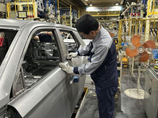 지난해 말 정년퇴직 후 재고용 된 황주원씨가 2일 KG모빌리티 평택 공장 차체품질라인에서 차체를 점검하고 있다.