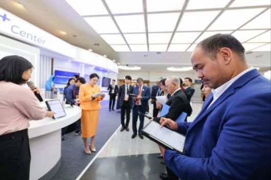 제주에서 11일부터 13일까지 열린 아시아태평양경제협력체(APEC) 고용노동장관회의 부대 행사인 고용노동부 지원 정책 홍보 부스에 참석자들이 방문한 모습. 고용부 제공