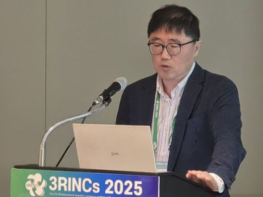 홍수열 자원순환사회경제 연구소장이 12일 열린 '3RINCs 2025' 국제학술대회에서 발표하고 있다. 한국시멘트협회 제공