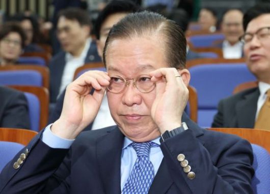 당과 절연하겠다는 홍 전 시장의 말에 친윤계 5선 권영세 의원은 이날 사회관계망서비스에 홍 전 시장을 겨냥해 "이 당에서 두번의 대권 도전, 두 번의 광역단체장 당선, 여러 차례 국회의원 당선을 한 분이 이제 와서 이러면 안 된다"면서 "'타고난 인성'은 어쩔 수 없나 보다"라고 비난했다. 그는 김문수 대선후보 강제 교체가 불발되자 비대위원장직을 내려놨다. 김현민 기자