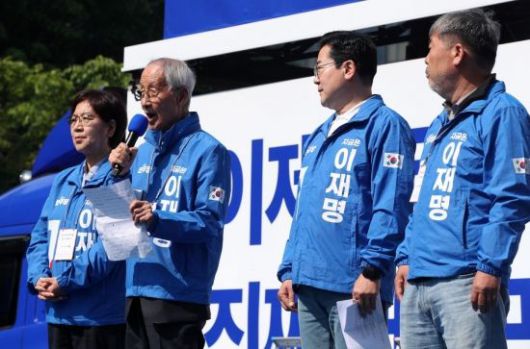 제21대 대통령선거 공식 선거운동 첫 날인 12일 서울 청계광장에서 열린 더불어민주당 중앙선거대책위원회 출정식에서 윤여준 상임총괄선거대책위원장이 발언하고 있다. 2025.5.12 김현민 기자