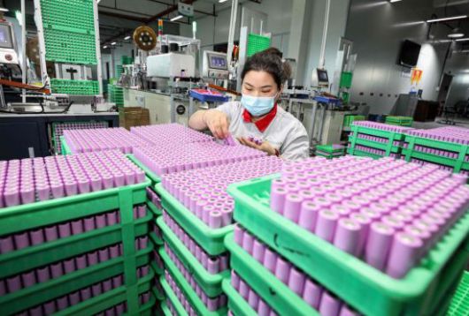 중국 동부 안후이성 화이베이의 한 공장에서 리튬 배터리 생산 라인에서 일하는 직원의 모습. AFP연합뉴스