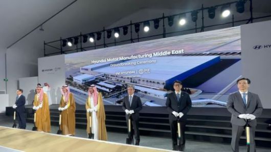 (왼쪽부터) 박원균 HMMME 법인장 상무, 아흐메드 알리 알수베이(Ahmed Ali Al-Subaey) HMMME 이사회 의장, 야지드 알후미에드(Yazeed A. Al-Humied) 사우디아라비아 국부펀드 부총재, 반다르 이브라힘 알코라예프(Bandar Ibrahim Al-Khorayef) 산업광물자원부 장관, 장재훈 현대차그룹 부회장, 문병준 주사우디아라비아 대한민국 대사 대리, 이한우 현대건설 대표이사 부사장이 현대차 사우디 생산법인(HMMME) 착공식에서 기념사진을 촬영하고 있다. 현대차 제공