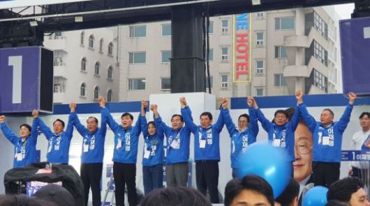 박지원, 이개호, 김원이 등 더불어민주당 국회의원들이 15일 전남 목포 유세 현장을 찾아와 지지자와 시민들에게 이재명 후보의 지지를 부탁했다. 심진석 기자