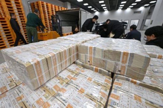 서울 중구 한국은행 본점에서 현금 운송업체 관계자들이 시중은행에 공급될 설 자금 방출 작업을 하고 있다.