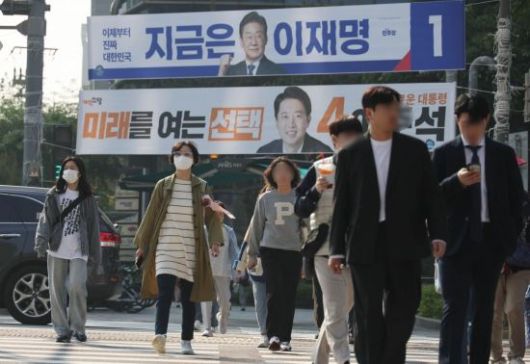 공직선거법에 따르면, 선거 현수막이나 벽보를 정당한 사유 없이 훼손하거나 철거할 경우 2년 이하의 징역 또는 400만원 이하의 벌금형에 처해진다. 선관위 관계자는 "공정한 선거 질서를 어지럽히는 위법행위에 대해서는 엄정히 조치하겠다"며 "선거 현수막과 벽보 등의 훼손이 발생하지 않도록 각별히 유의해 달라"고 당부했다. 조용준 기자