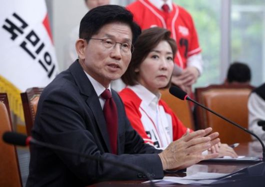 김문수 국민의힘 대선 후보가 15일 국회에서 긴급 기자회견을 열고 발언하고 있다. 2025.5.15 김현민 기자