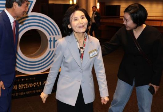 국민의힘 김문수 대선 후보의 부인 설난영 씨가 12일 서울 중구 신라호텔에서 열린 중앙신도회 창립 70주년 기념식에 참석, 자리로 이동하고 있다. 조용준 기자