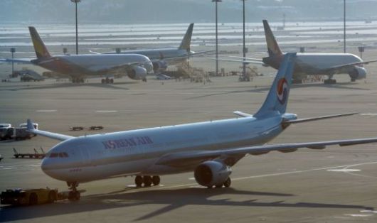 인천국제공항 활주로와 계류장에 대한항공-아시아나항공 여객기가 대기하고 있다. 위 기사 이해를 돕기 위한 사진으로 내용과 무관