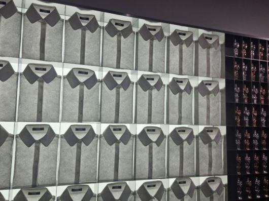 프랑스 패션 브랜드 '칼 라거펠트'가 서울 성수동 팝업스토어 개최를 기념해 한지로 제작한 하얀색 와이셔츠들이 벽면 한쪽을 가득 메우고 있다. 사진=박재현 기자