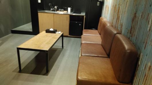 일본 오사카 동쪽 외곽 후세지역에 만들어진 세카이 호텔. 사진은 세카이 호텔 객실 내 거실. 사진=김형민 기자