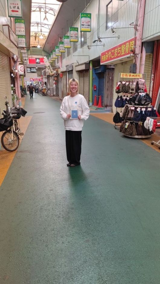 일본 오사카 동쪽 외곽 후세지역에 만들어진 세카이 호텔. 사진은 세카이 호텔을 설명해주고 있는 호텔 매니저 키타카와 마리씨. 사진=김형민 기자