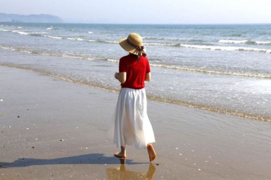 '어싱(Earthing, 접지)'은 땅(Earth)과 진행형(ing)의 합성어로 맨발을 접촉해 지구의 에너지를 받아들이는 행동을 말한다