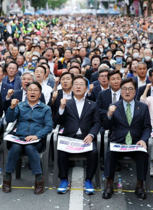 더불어민주당 이재명 대선후보가 17일 광주광역시 동구 금남로에서 열린 5·18 광주민주화운동 45주기 전야제에 참석해 임을 위한 행진곡을 제창하고 있다. 왼쪽부터 강기정 광주시장, 이 후보, 우원식 국회의장. 연합뉴스