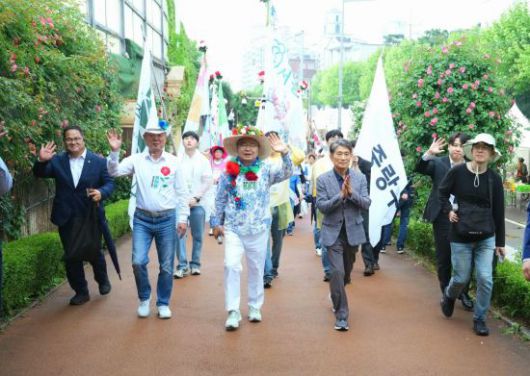 류경기 중랑구청장이 구민들과 함께 함께 퍼레이드를 벌이고 있다.