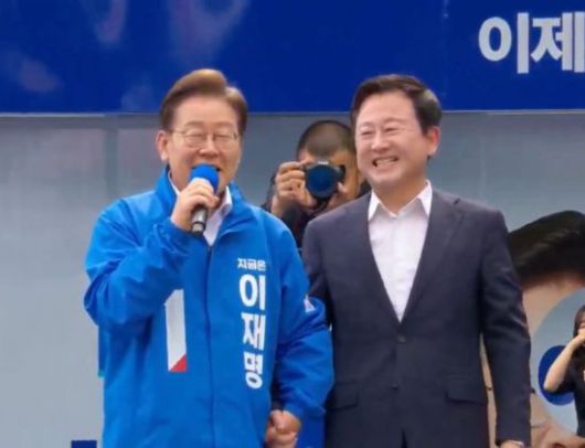 더불어민주당 이재명 대선 후보가 17일 광주 유세 현장에서 김용남 전 의원과 손을 맞잡고 있다. 이재명 유튜브 갈무리