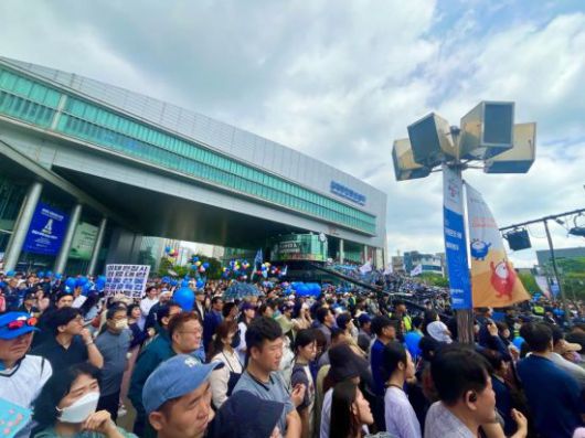 17일 오후 광주 김대중컨벤션센터 앞 광장에서 열린 더불어민주당 이재명 대선후보 집중 유세에 시민들이 운집해 연설을 지켜보고 있다. 송보현 기자