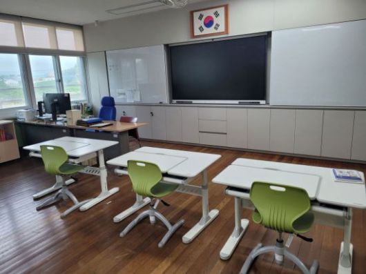 지난 15일 전북 정읍시 감곡면 감곡초등학교에서 만난 서영주씨(54·남)가 담임을 맡고 있는 5학년 교실. 책상과 의자가 각각 3개씩만 있다. 공병선