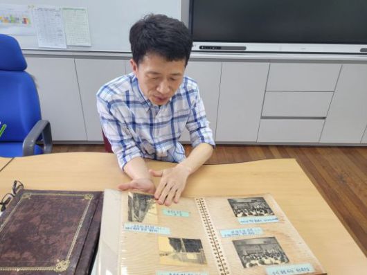 지난 15일 전북 정읍시 감곡면 감곡초등학교에서 만난 서영주씨(54·남)가 2010년 폐교된 용곽초등학교 사진이 담긴 앨범을 보여주면서 설명하고 있다. 공병선