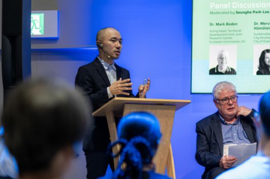 이승호 교수(왼쪽)가 포럼 좌장을 맡아 토론을 이끌고, 마크 보덴 박사(오른쪽)이 참여하고 있다. UNIST 제공