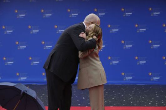 라마 총리(왼쪽)와 멜로니 총리가 포옹하고 있다. AP연합뉴스