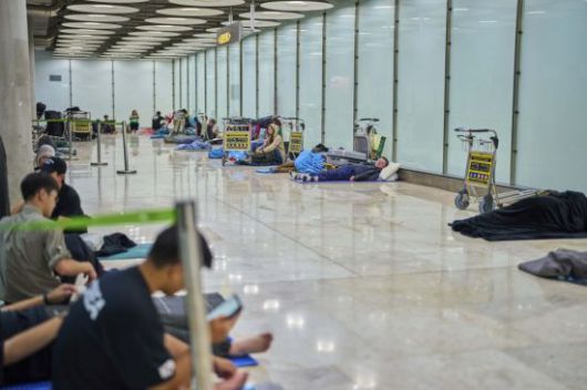 스페인 마드리드 공항에서 노숙하는 이들의 모습. AP 연합뉴스