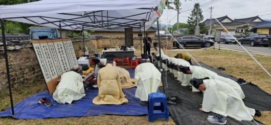 지신 고유제를 봉행 하는모습이다.