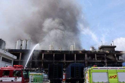 금호타이어 광주공장 화재 발생 이틀째인 18일 불이 난 2공장에서 연기가 나는 가운데 소방대원들이 물줄기를 쏘며 진화 작업을 벌이고 있다. 연합뉴스