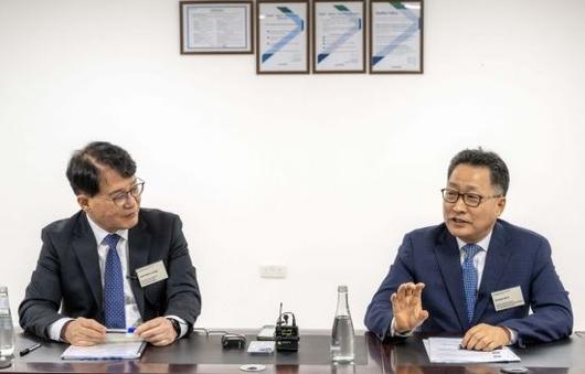 김언수 현대자동차 인도아중동대권역장 부사장(오른쪽)과 정준철 현대차·기아 제조부문장 부사장이 14일(현지시간) 사우디아라비아 킹 압둘라 경제도시에서 기자들과 간담회를 하고 있다. 현대차