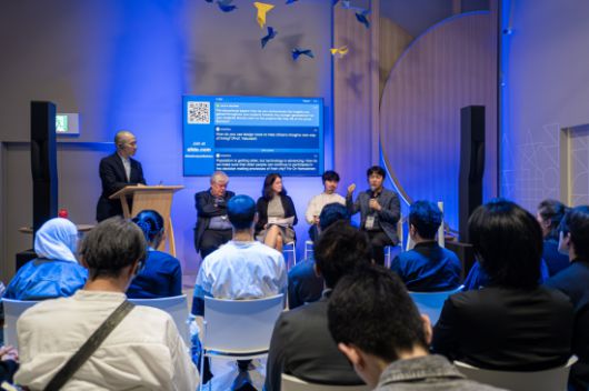 조기혁 교수(오른쪽)가 밀양과 안동에서 진행 중인 미래 도시 설계 프로젝트를 소개하고 있다. UNIST 제공