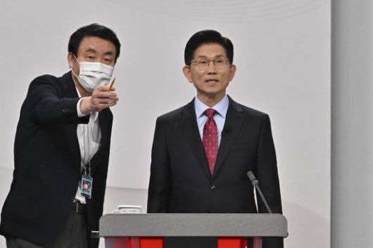 김문수 국민의힘 대선 후보가 중앙선거방송토론위원회 주관으로 18일 서울 상암동 SBS 프리즘센터 스튜디오에서 열린 제21대 대선 1차 후보자 토론회를 준비하고 있다. 2025.5.18 국회사진기자단