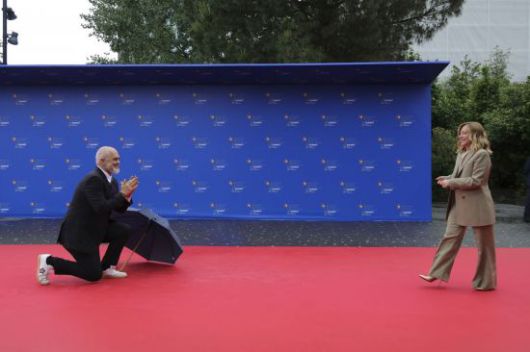 멜로니 총리를 무릎꿇고 환영하는 알바니아 라마 총리. AP연합뉴스