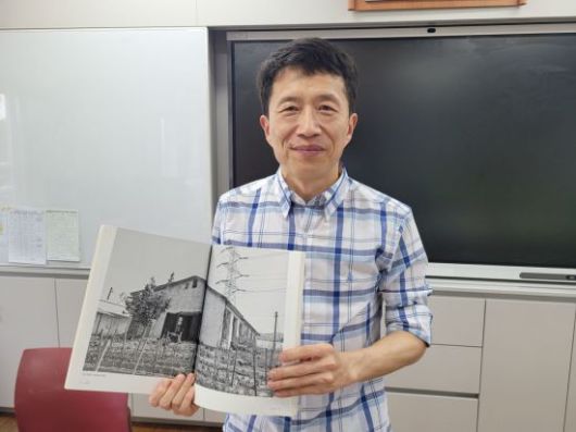 지난 15일 전북 정읍시 감곡면 감곡초등학교에서 만난 서영주씨(54·남)는 초등교사이자 사진작가다. 그가 2008년 자신이 촬영한 전북 진안군 동향초 성산분교 폐교 사진을 보여주고 있다. 공병선