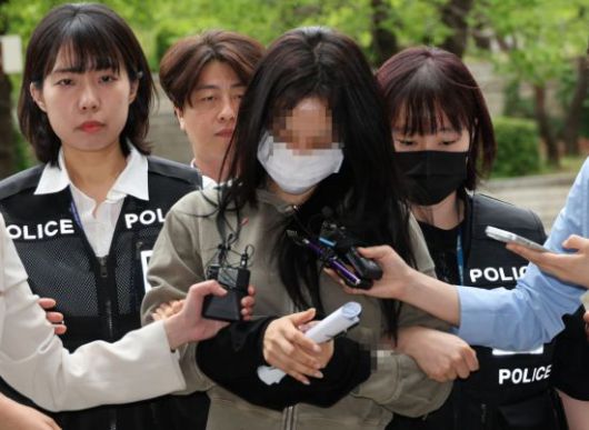 축구 국가대표팀 주장 손흥민의 아이를 임신했다고 주장하며 손씨에게 돈을 뜯어내려 한 양모씨가 17일 영장실질심사를 받기 위해 서울중앙지법에 들어서고 있다. 연합뉴스