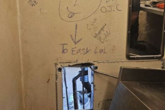미국 교도소를 탈옥한 죄수들이 자신들이 빠져나간 구멍 위에 "너무 쉽네"라고 낙서를 남겼다. AP연합뉴스