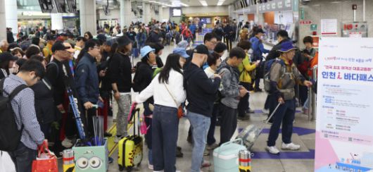 18일 오전 인천 중구 인천항 연안여객터미널에서 백령도 등 섬으로 여행을 떠나는 관광객들이 여객선 승선을 위해 이동하고 있다. 연합뉴스