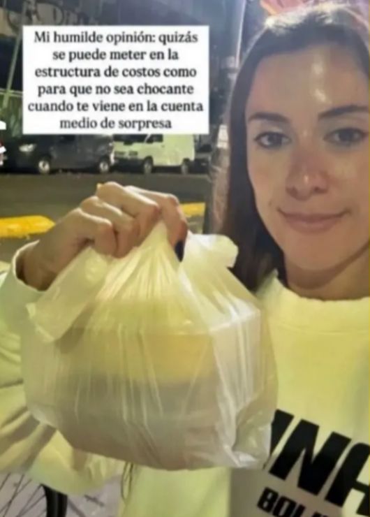 아르헨티나 인플루언서 라치카델브런치가 남은 음식 포장 비용에 대한 논의에 불을 붙였다. 인스타그램