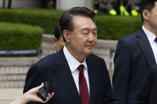 윤석열 전 대통령이 19일 정오 서울 서초구 중앙지방법원에서 열린 내란 우두머리 혐의, 직권남용 권리행사방해 혐의 사건 4차 공판의 오전 재판 종료 후 점심 식사를 위해 나서며 취재진의 질문을 받고 있다. 2025.05.19 사진공동취재단