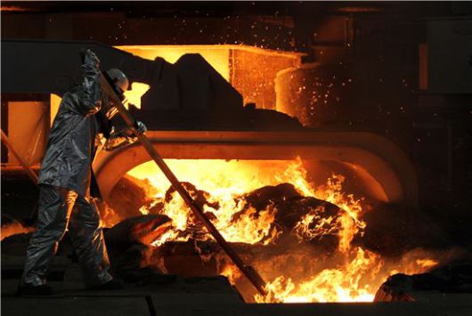 현대제철 당진제철소 직원이 제3고로에서 쇳물을 뽑아내고 있다. 아시아경제 DB