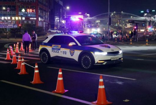 경찰이 천안 동남구 신부동 일대 폭주 행위에 대한 단속에 나서고 있다. 연합뉴스