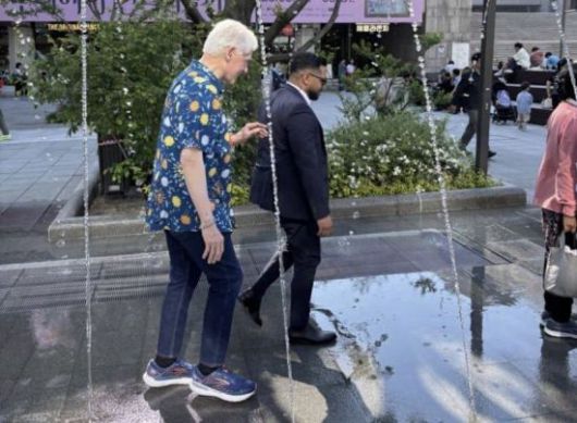 로라 루머가 언급한 마이클 킴에 대해 일각에선 MBK김병주 회장으로 추정했다. 김 회장의 미국명이 마이클 병주 킴이기 때문. 미 경제지 포브스에 따르면 김 회장의 자산 가치는 97억 달러(약 14조 원)에 이른다. 2023년 한국 최고 자산가 순위에서 이재용 삼성전자 회장을 제치고 1위에 오르기도 했다. 온라인 커뮤니티